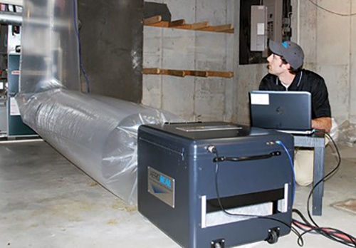 Aeroseal operator monitors the installation process_