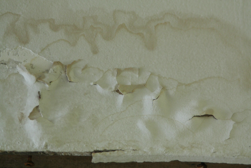 Ceiling damage caused by freexe-flooding