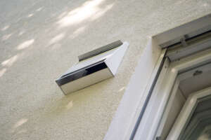 Heat recovery system for ventilating and deaerating houses